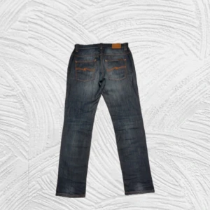 Nudie Jeans med feta fades - Nudie jeans med skit feta fades! Storlek 32/32, använda med i bra skick en liten defekt men går bort i tvätten! Pris ej hugget i sten. Hör av er vid minsta fundering! ☀️