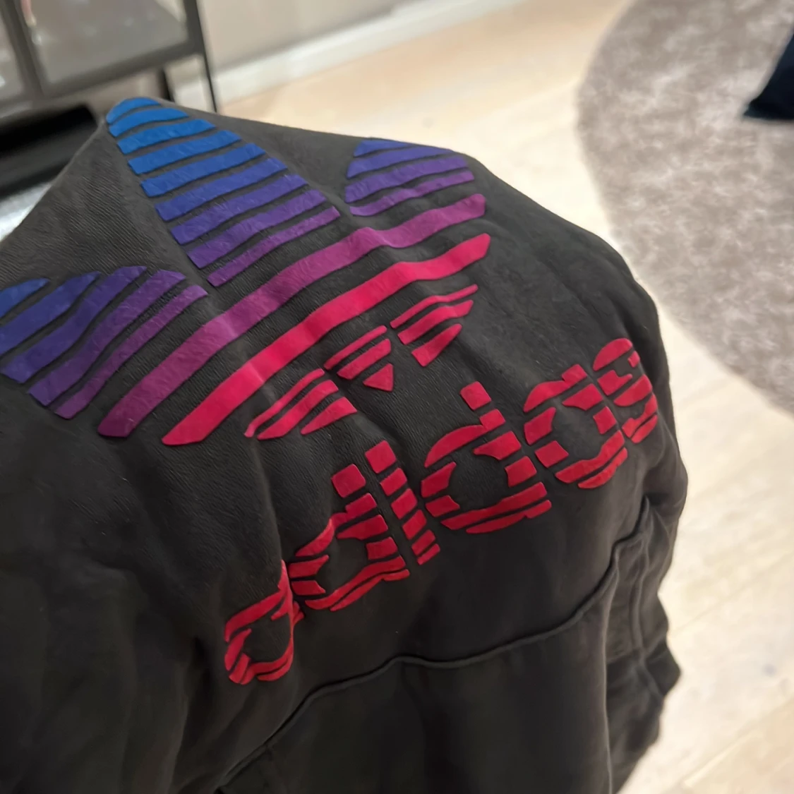 Svart Adidas hoodie med färgglad logga - 3