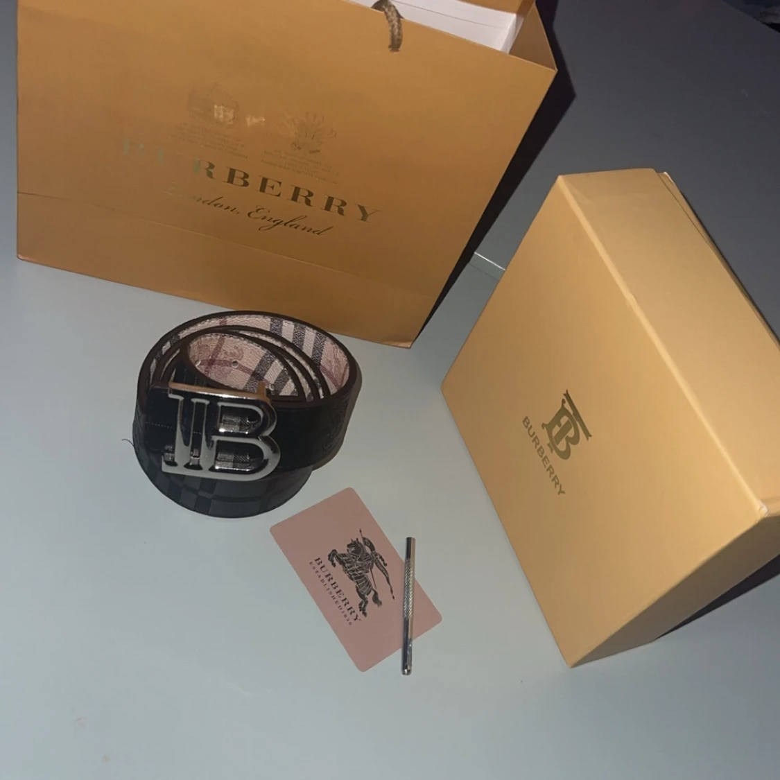 Rutig Burberry bälte med silverdetaljer - 3