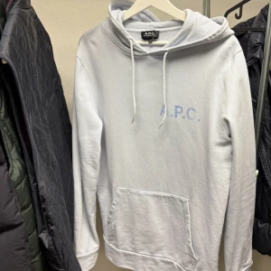 A.P.C hoodie  - Steal - Storlek : L passar M - Fint skick men ett litet hål som är enkelt att laga - Jag på bild är 182 väger 76kg