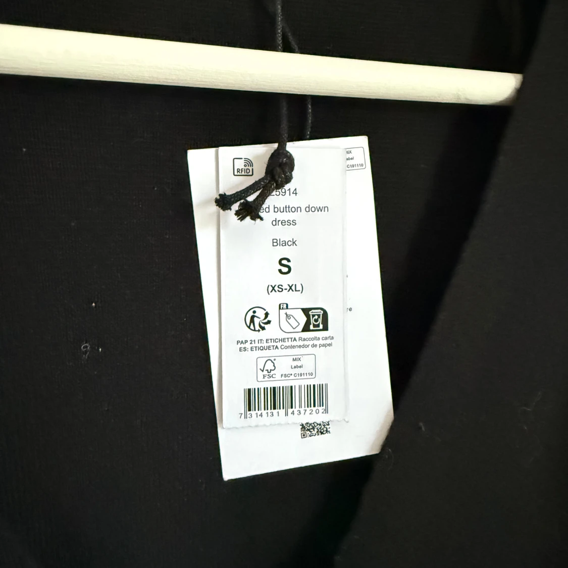 Svart långärmad klänning med knappar - 1