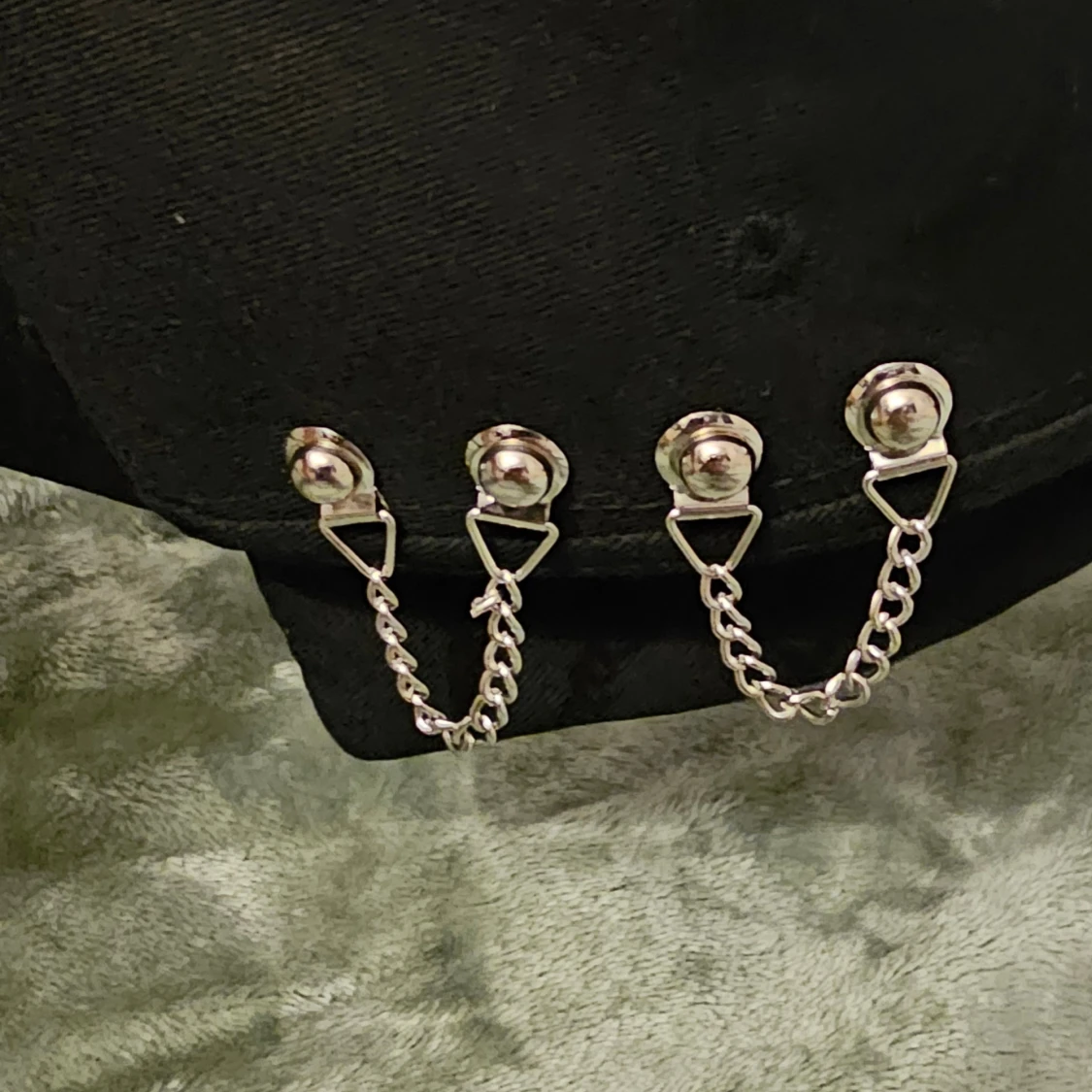 Svart TWICE keps med kedjor och ringar - 4