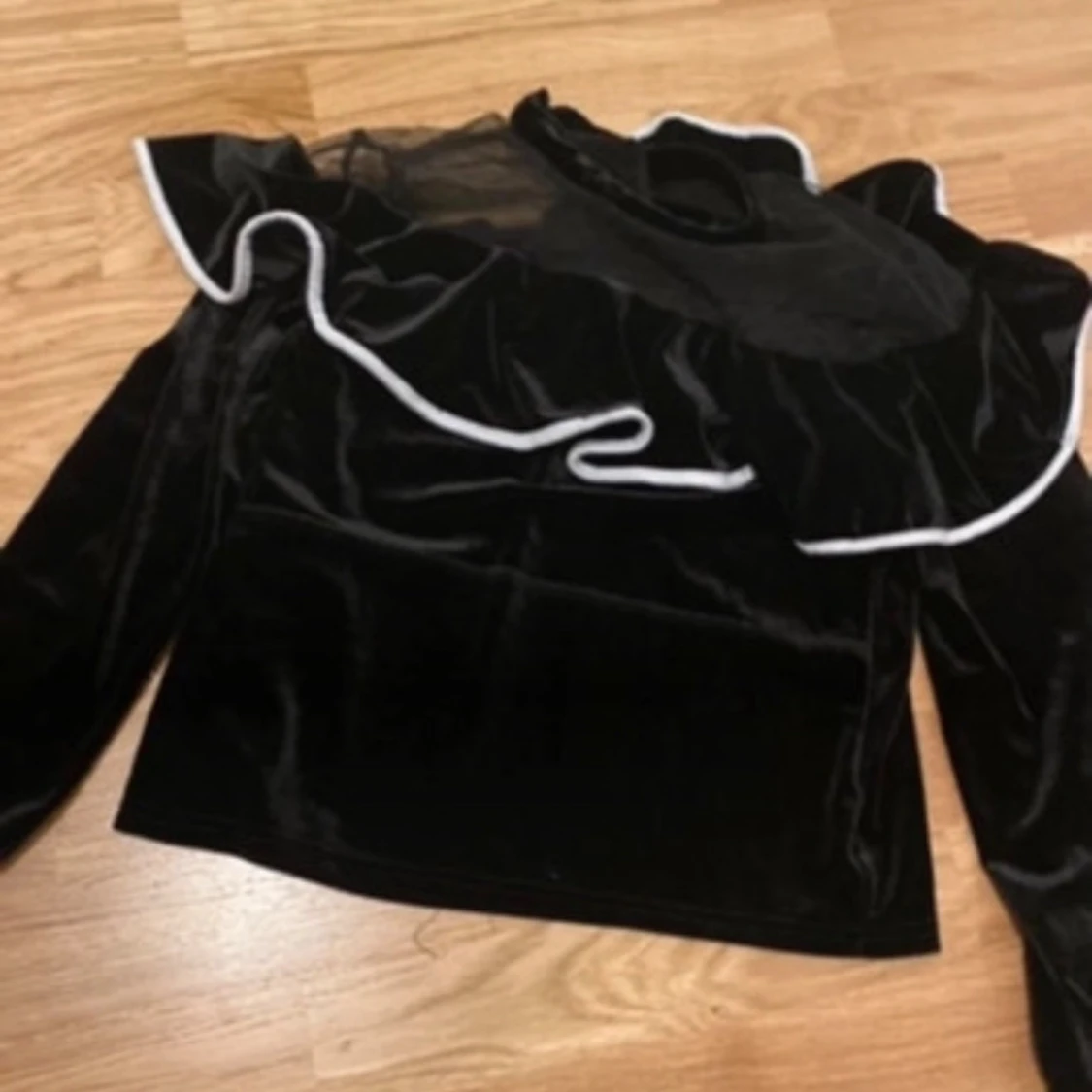 Svart sammetstopp med volang och mesh - 1