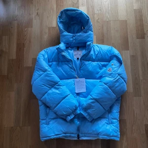 Ljusblå Moncler pufferjacka med huva - Säljer en ljusblå Moncler Maya🙌🏻| Storlek XL | Skick 8.5/10🔥- en knapp har lossnat | Skriv vid minsta fundering 💭 