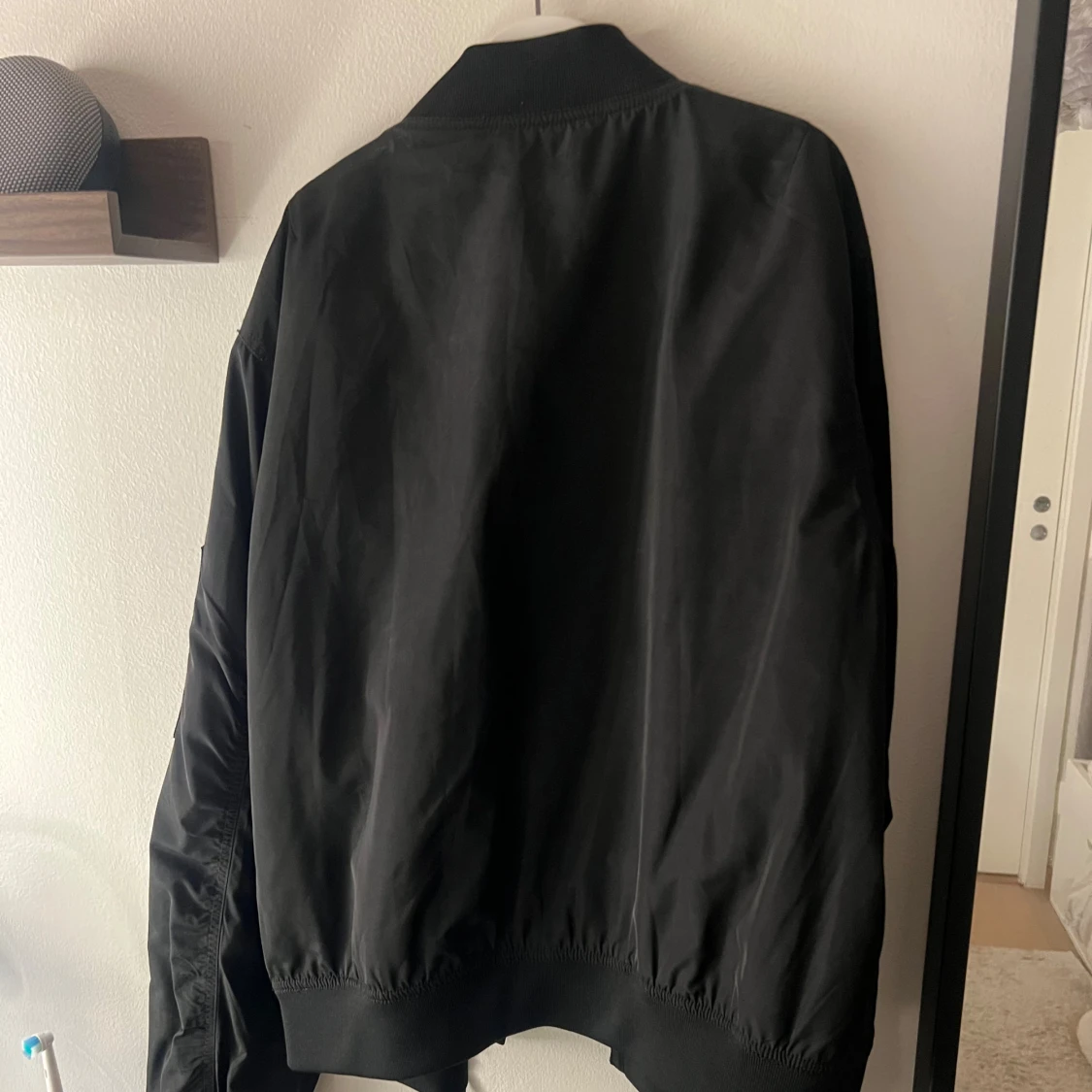 Svart bomberjacka från Junkyard - 1