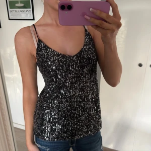 Svart glittrigt paljettlinne - Fint svart festlinne från hm med paljetter 💗