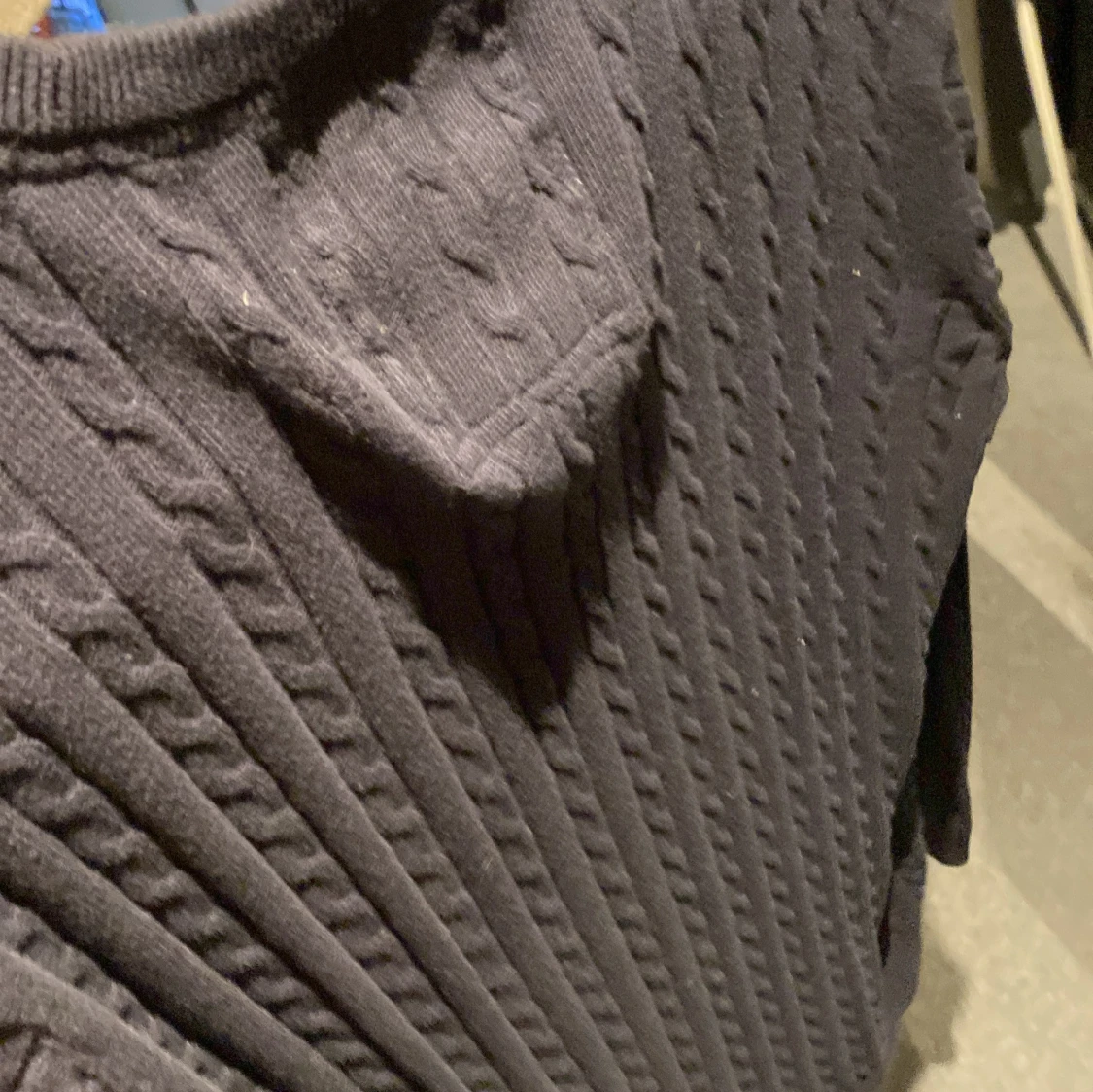 Svart stickad hoodie från Lindbergh - 4