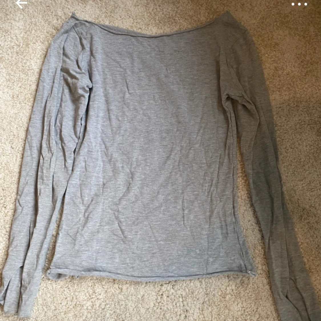 Ljusgrå långärmad offshoulder topp