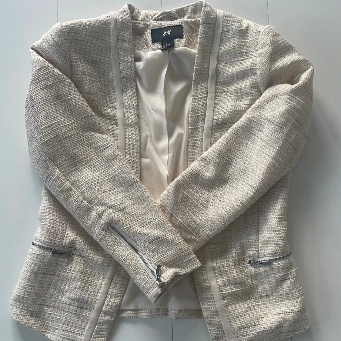 Beige kavaj med dragkedjor från H&M