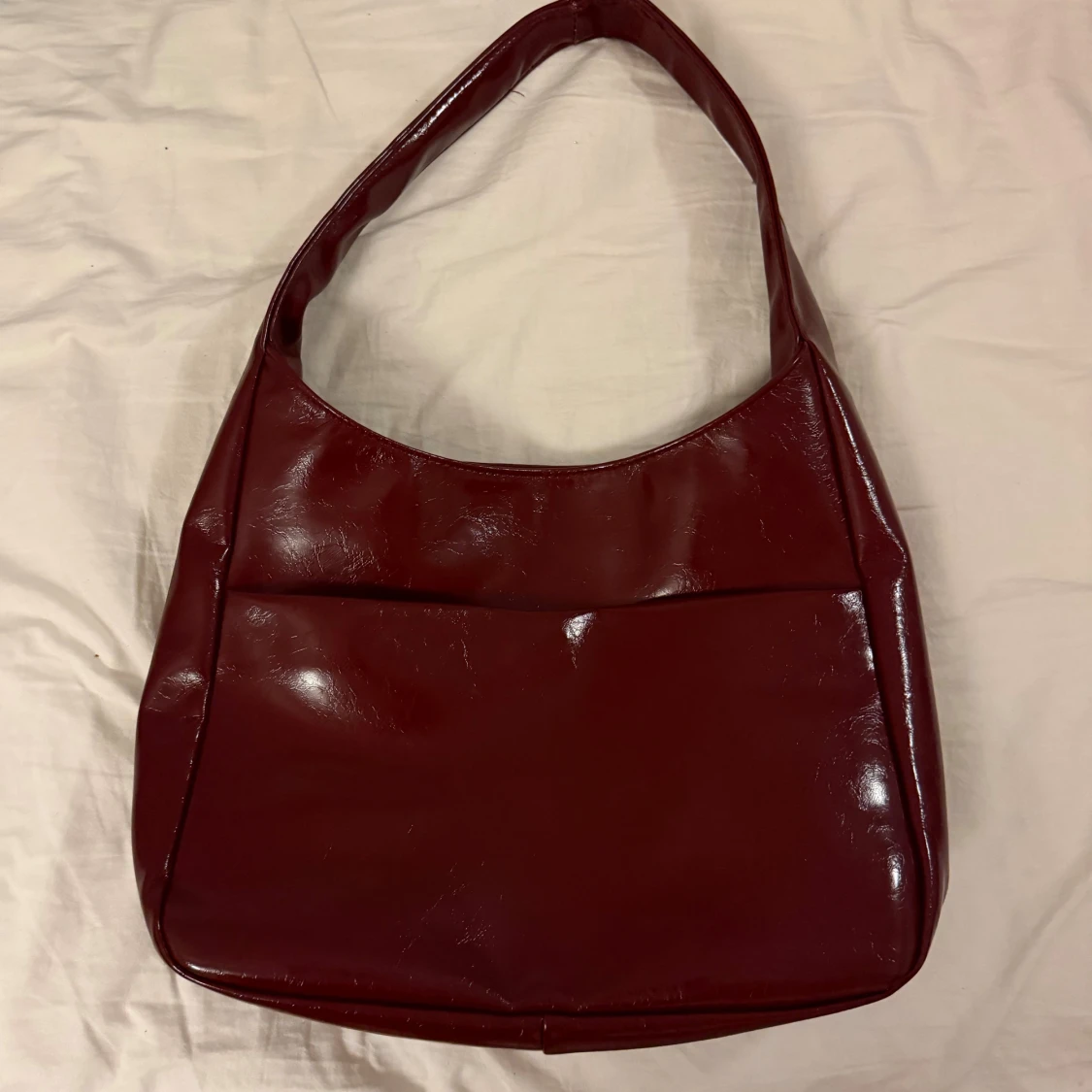 Mörkröd axelväska i skinn