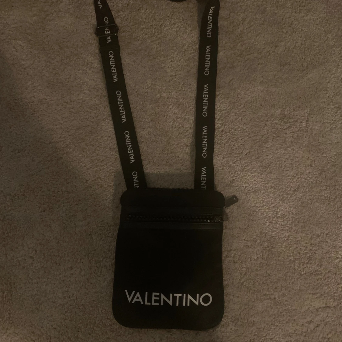 Svart axelväska från Valentino