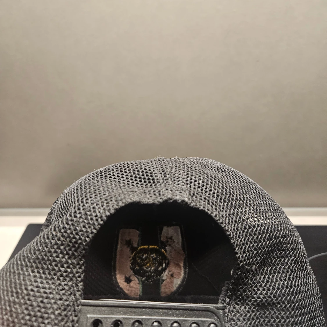 Svart keps med tigerpatch - 1