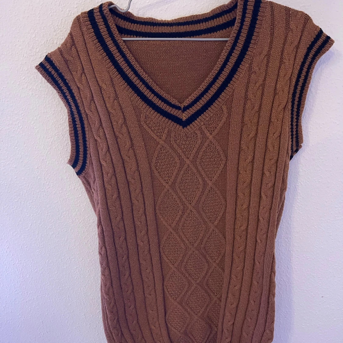 Brun stickad väst med v-ringning