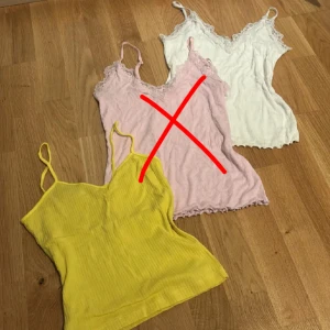 Toppar - Endast två linnen i pastellgul och vit kvar. Båda säljs för 30kr/st. Knappt använda