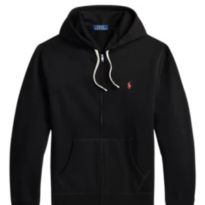 Svart hoodie från Polo Ralph Lauren - Svart hoodie från Polo Ralph Lauren med dragkedja framtill, vit snörning i huvan och klassisk röd logga broderad på bröstet. Mjuk bomullskänsla och känguruficka gör den både snygg och bekväm. Perfekt för vardagen.