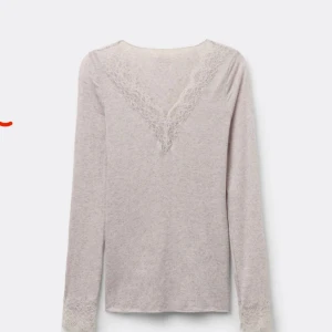 Beige långärmad intimissimi topp med spets - Säljer en beige långärmad topp med v-ringning och fina spetsdetaljer vid halsen och ärmsluten. Mjuk och skön, perfekt för dig som gillar en enkel men ändå söt stil. Har fler bilder så bara att skorva om du vill ha det❤️