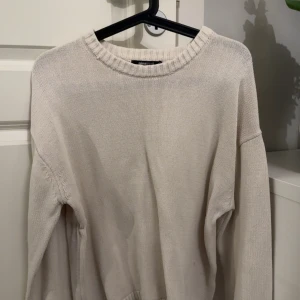 Stickad tröja  - Oanvänd, normal i storleken.