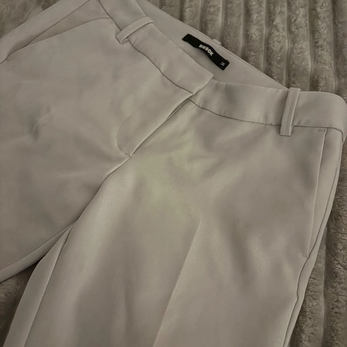 Beige kostymbyxor från Bikbok