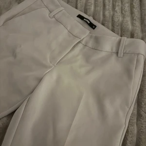 Beige kostymbyxor från Bikbok - VERA FLARE KOSTYMBYXA från bikbok helt ny