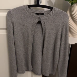 Grå kofta  - Oanvänd, normal i storleken.