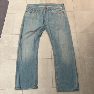 Replay ljusblå jeans straight fit - Säljer jeans från Replay med raka ben. Jeansen har snygga detaljer som Replay-logga på fickan och bak. Storleken är W:36 L:34 men de passar som W:34 L: 32 på ett ungefär. (Skriv om du vill ha måtten)