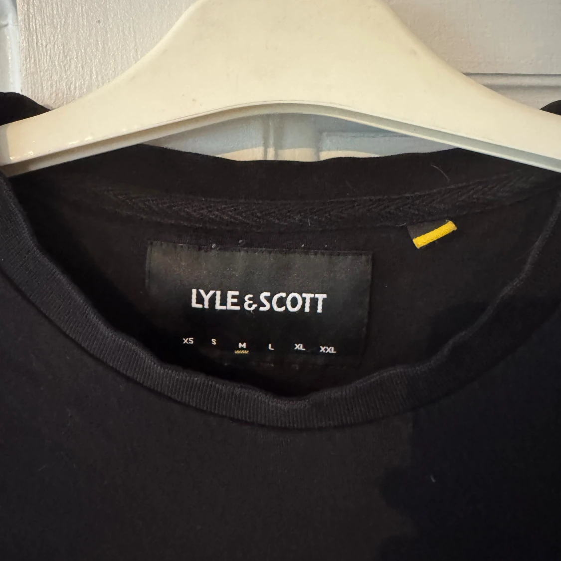 Svart t-shirt från Lyle & Scott - 2