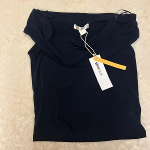 Mörkblå offshoulder topp Gina Tricot - Super söt mörkblå offshoulder topp från Gina Tricot. Toppen är ärmlös och har en slät, mjuk yta i stretchigt material. Helt oanvänd. Storlek 158/164 /XXS