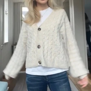 Oversized kofta - Jättesnygg creme vit oversized stickad kofta från hm, bilden är från min TikTok då jag ej har så många bilder av den men vill ni ha fler eller har någon fråga kan ni höra av er🥰