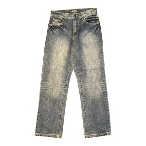 Nasa Hustla Jeans - Nasa Hustla Jeans i storlek W32. Jag på bilden är 180 cm. Mått: ytterbenslängd - 109 cm, midjemått - 41 cm, benöppning - 22 cm. Skriv för fler bilder och frågor!