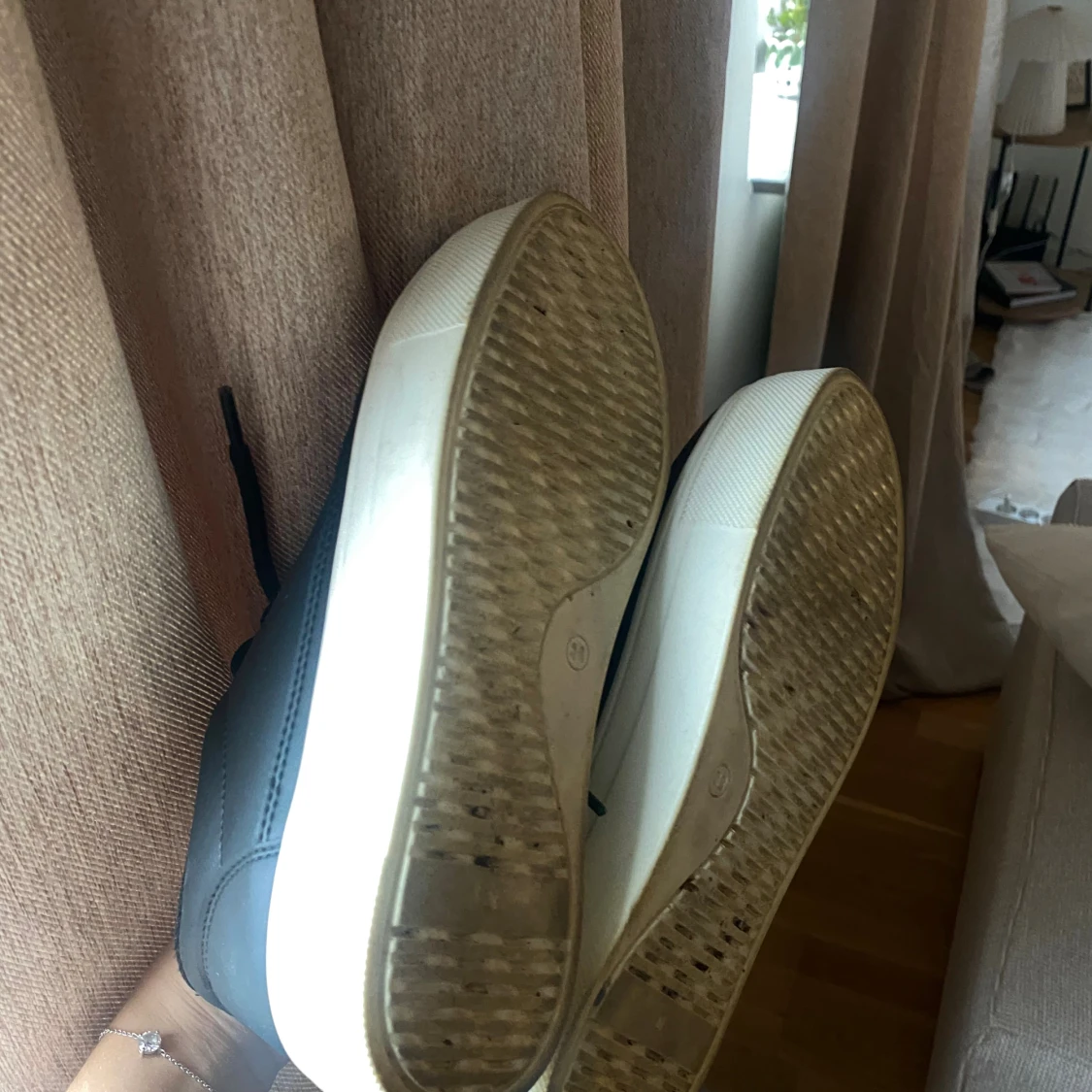 Svarta sneakers med vit platt sula - 4