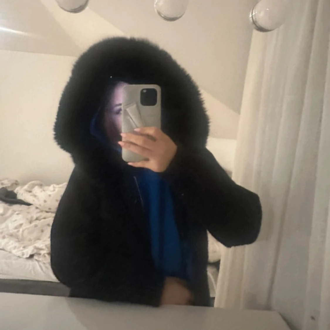 Svart pälsjacka med stor huva från alessa - 1