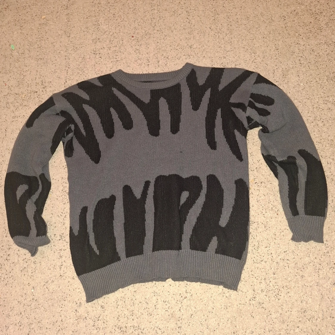 Grå och svart stickad tröja Manfinity