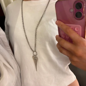 Silvrigt Halsband - Långt halsband med ett hjärta. Vet ej märker