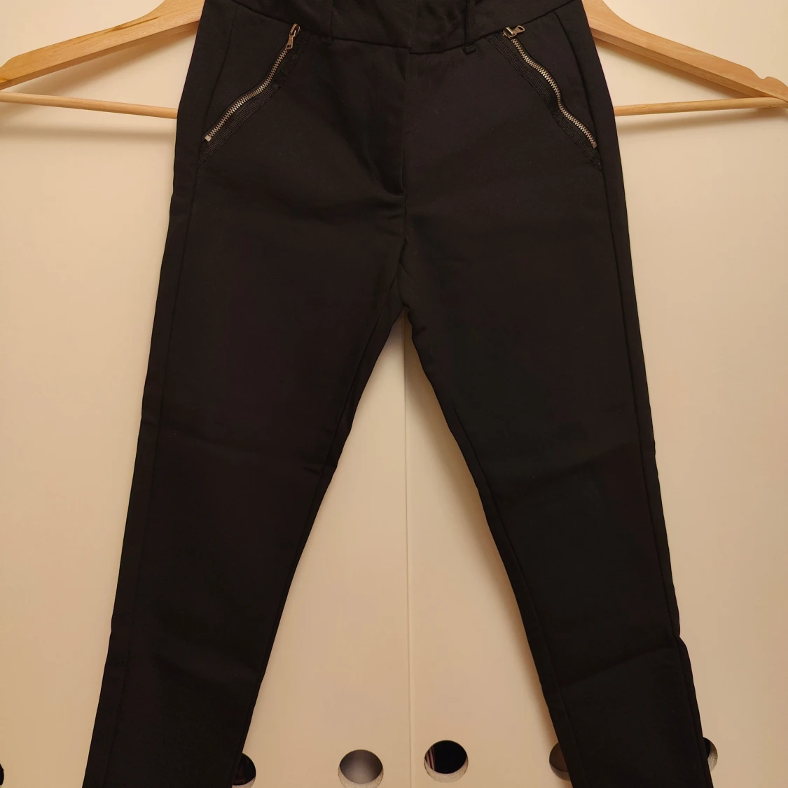 Svarta tapered byxor Soyaconcept