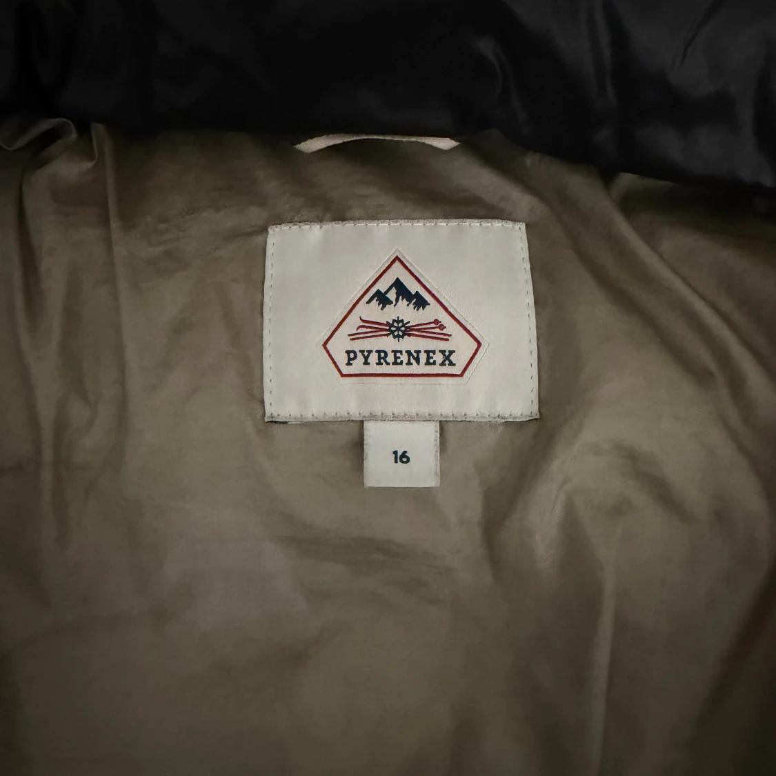 Svart dunjacka med päls från Pyrenex - 1