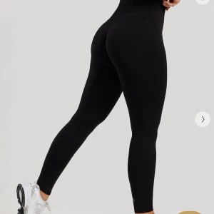 Svarta träningsbyxor från women’s best  - Säljer ett par svarta seamless leggings från womensbest med hög midja och tight passform. Materialet är mjukt och stretchigt, perfekt för träning. Diskret logga på benet och bred linning som ger extra stöd. Supersnygga och bekväma för gymmet! modell motion seamless leggings. lappen kvar, endast testade 