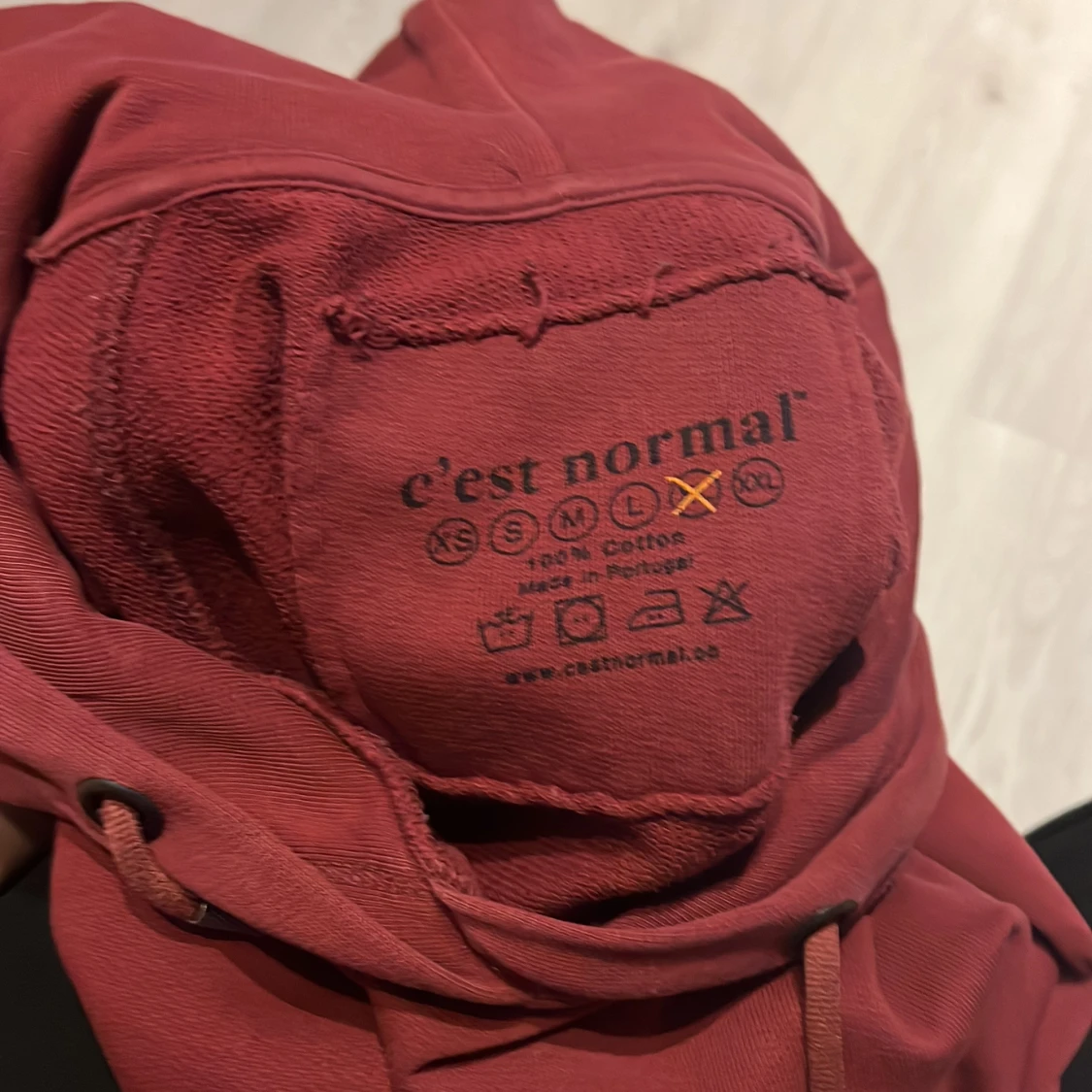 Vinröd hoodie från C'est Normal L - 2