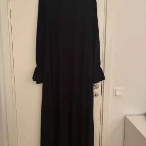 Abaya från änaqa - Svart abaya från änaqa. Helt ny aldrig använt. Superskön och strechig material med fickor