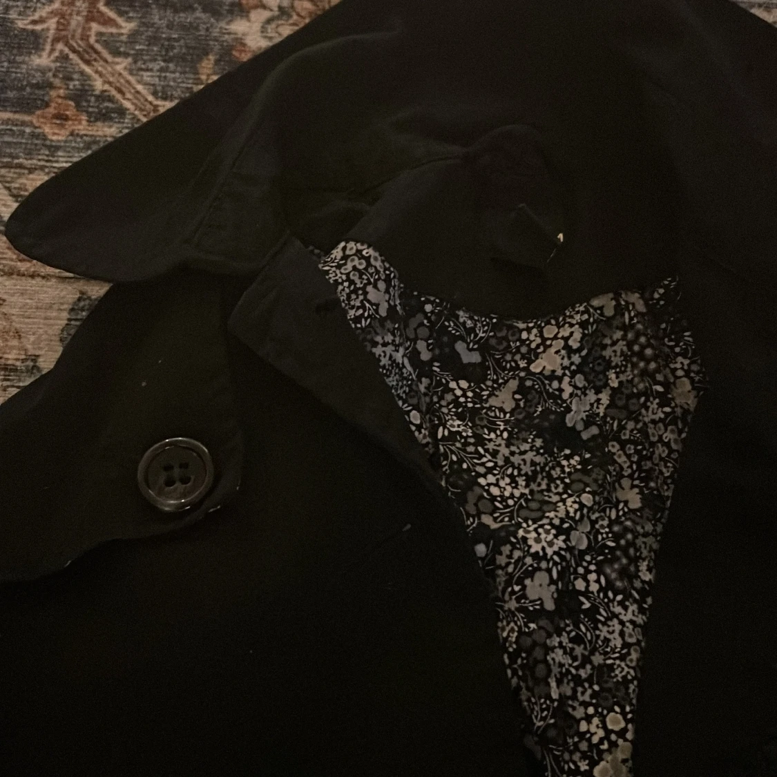 Svart trenchcoat från H&M med blommigt foder - 1