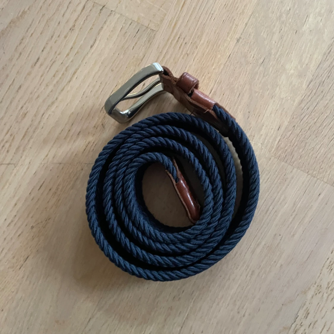 Mörkblå flätad bälte med skinn