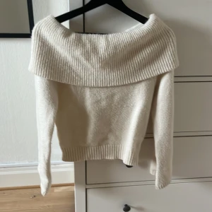 En skitsnygg stickad tröja! - En jätte fin vit stickad tröja med nerfällt typ uppe vid axlarna. Lite mer elegant och fint men samtidigt varmt och skönt! Den är o storlek xs och otroligt fin till jeans!