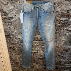 Nya Dondup george Jeans - Nytt skick, inga defekter. Nypris ca 3500kr. Storlek W30, passar dig som är mellan 175-185cm ungefär. Inga konstigheter med jeansen. Tags medföljer. Skriv för mer information!🤝 