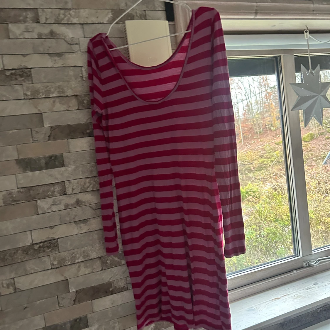 Randig röd och rosa långärmad klänning - 2