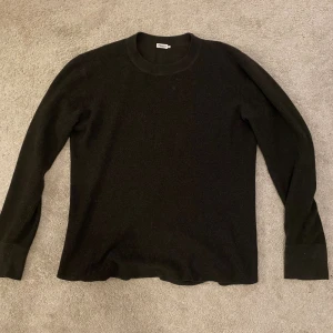 mörkgrå stickad tröja från Filippa K - En mörkgrå/ svart stickad tröja från Filippa K i storlek M/L. För Män eller unisex