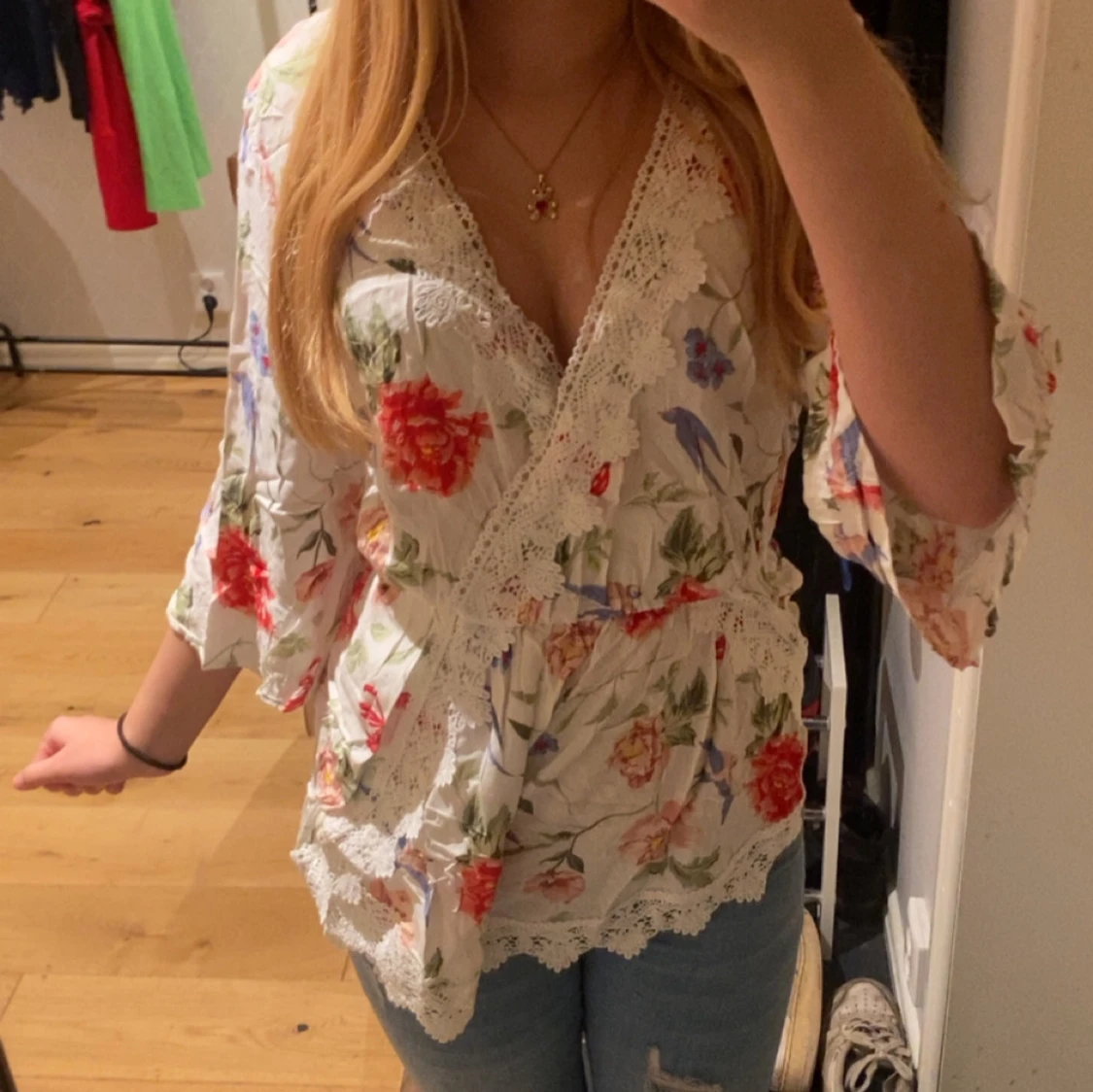 Blommig omlottblus med spetsdetaljer - 1