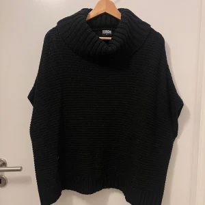 Stickad topp  - Svart stickad topp med ”poncho” effekt, stor fin krage. Sitter snyggt och avslappnat på. Storlek M för oversized effekt 💞