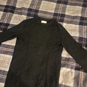 Svart stickad tröja Samsøe Samsøe - Svart stickad tröja från Samsøe Samsøe med rund hals och långa ärmar. Tröjan har snygga bruna mockadetaljer på armbågarna som ger en cool touch. Perfekt för dig som gillar stilrena och klassiska plagg med en twist.