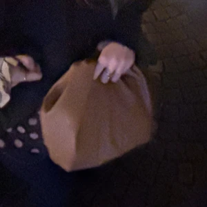 Brun axelväska i skinn - HAR ALLTID FLER BILDER SÅ BARA SKRIV!Säljer en snygg brun axelväska i mjukt skinn med enkel och stilren design. Väskan har rundad form och ett praktiskt handtag som gör den lätt att bära. Perfekt för dig som gillar klassiska och tidlösa accessoarer.