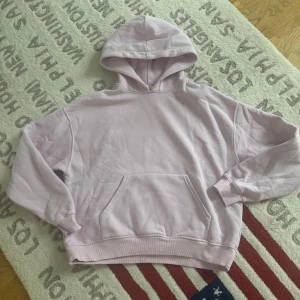 Ljusrosa hoodie från Gina Tricot Basics - Säljer en ljusrosa hoodie från Gina Tricot Basics i storlek S. Tröjan har en stor huva, magficka och ribbade muddar vid ärmslut och nederkant. Perfekt för chill dagar och har en loose passform som ger en avslappnad vibe.