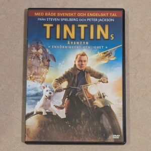 Tintins äventyr: Enhörningens hemlighet - HELT OANVÄND DVD. Följ med Tintin och hans hund Milou på ett episkt äventyr fyllt av action, mysterier och skatter! Perfekt för unga äventyrare som gillar spänning, fartfyllda jakter och coola miljöer. Filmen bjuder på över 50 minuter bonusmaterial och är både på svenska och engelska.